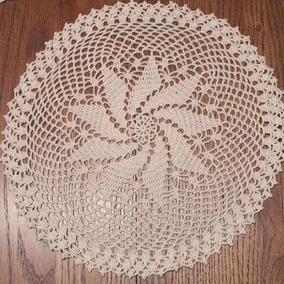 4 pc bundle vtg. Ecru Crocheted pinwheel design 9-10" doilies. - Picture 6 of 9
